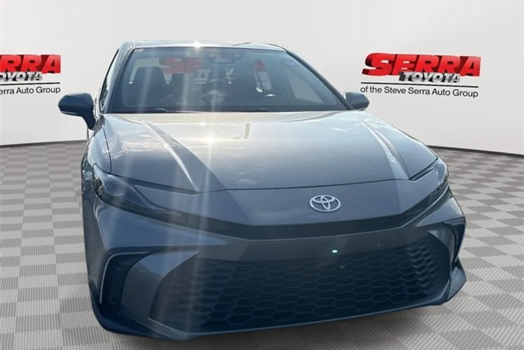 2025 Toyota Camry SE photo 1