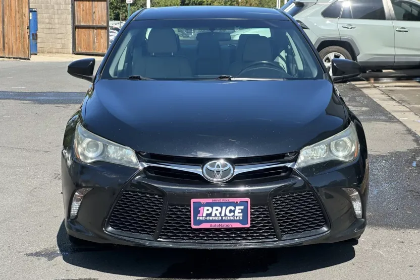 2016 Toyota Camry SE photo 1