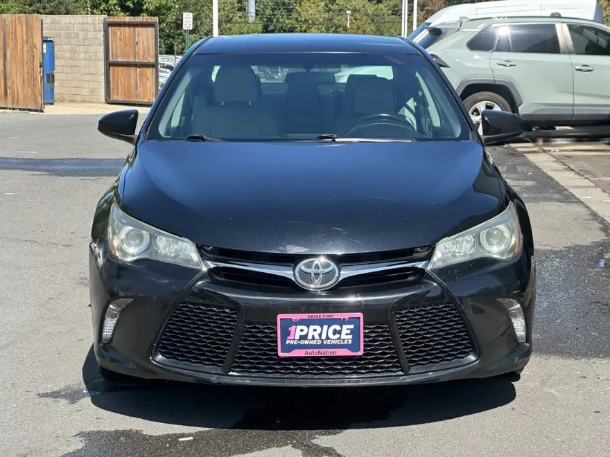 2016 Toyota Camry SE photo 1