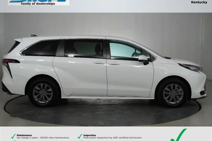 2022 Toyota Sienna LE photo 1