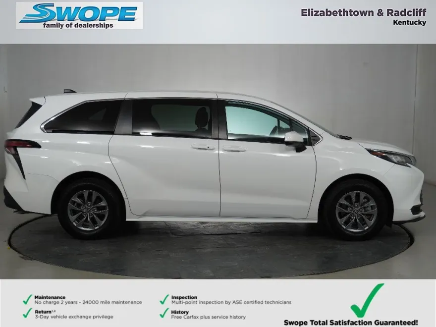 2022 Toyota Sienna LE photo 1