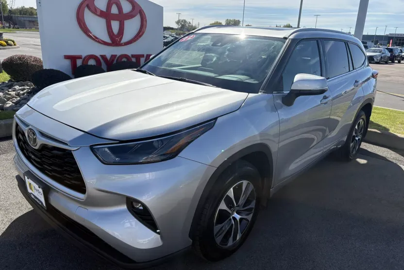 2022 Toyota Highlander XLE photo 1