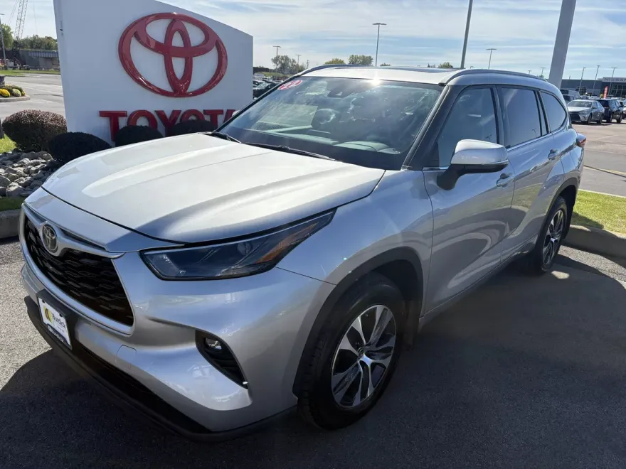 2022 Toyota Highlander XLE photo 1