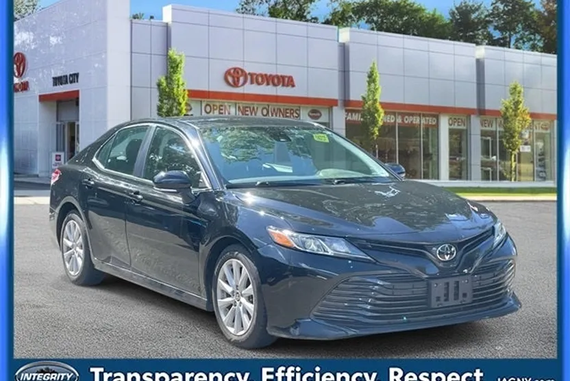 2020 Toyota Camry LE photo 1