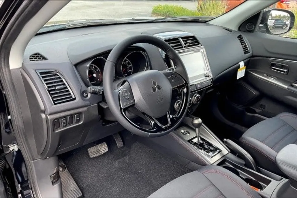 2025 Mitsubishi Outlander Sport SE photo 1