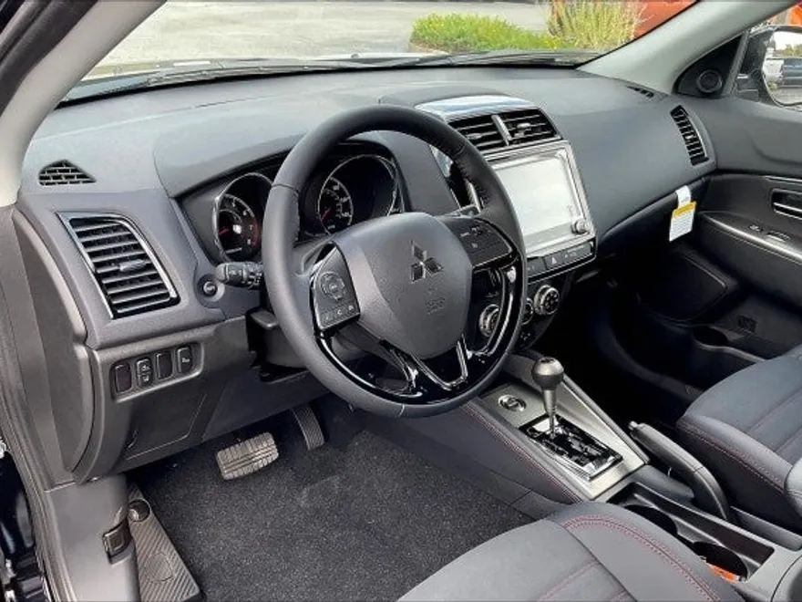2025 Mitsubishi Outlander Sport SE photo 1