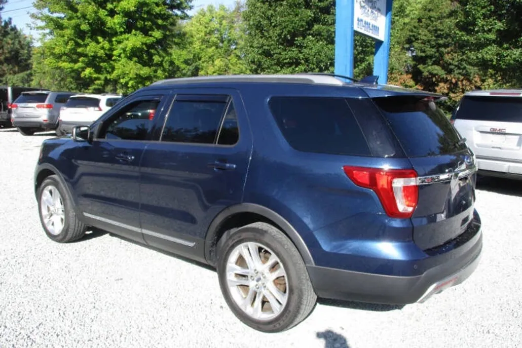2017 Ford Explorer XLT photo 1