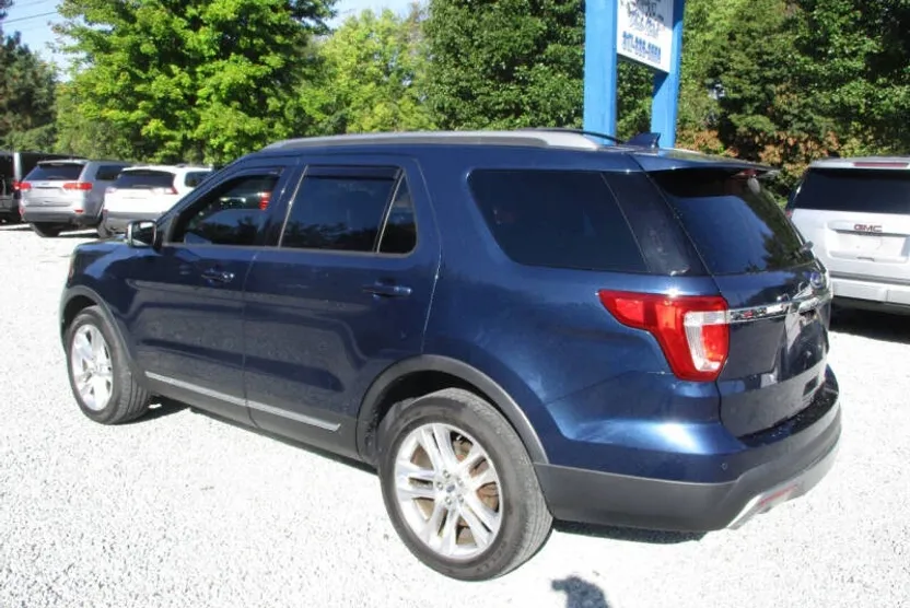 2017 Ford Explorer XLT photo 1