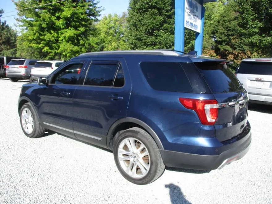 2017 Ford Explorer XLT photo 1