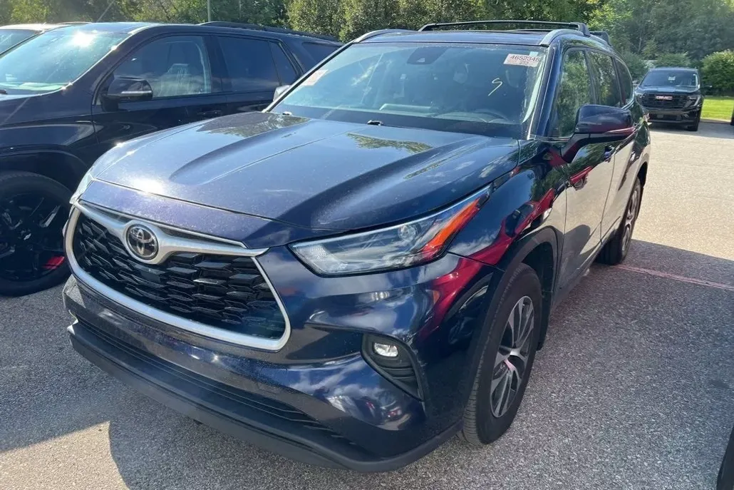 2022 Toyota Highlander XLE photo 1