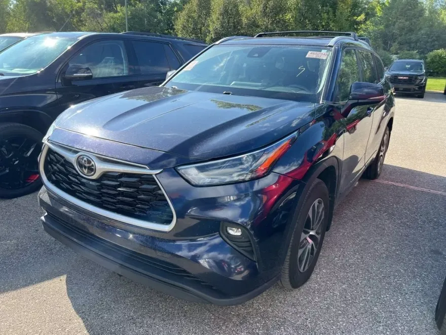 2022 Toyota Highlander XLE photo 1