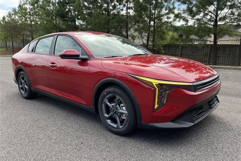 2025 Kia K4 LXS photo 1