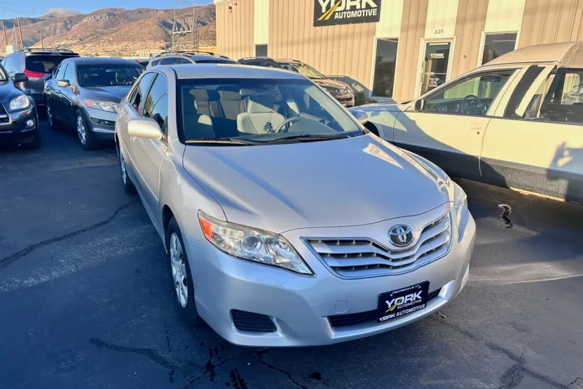 2011 Toyota Camry LE photo 1