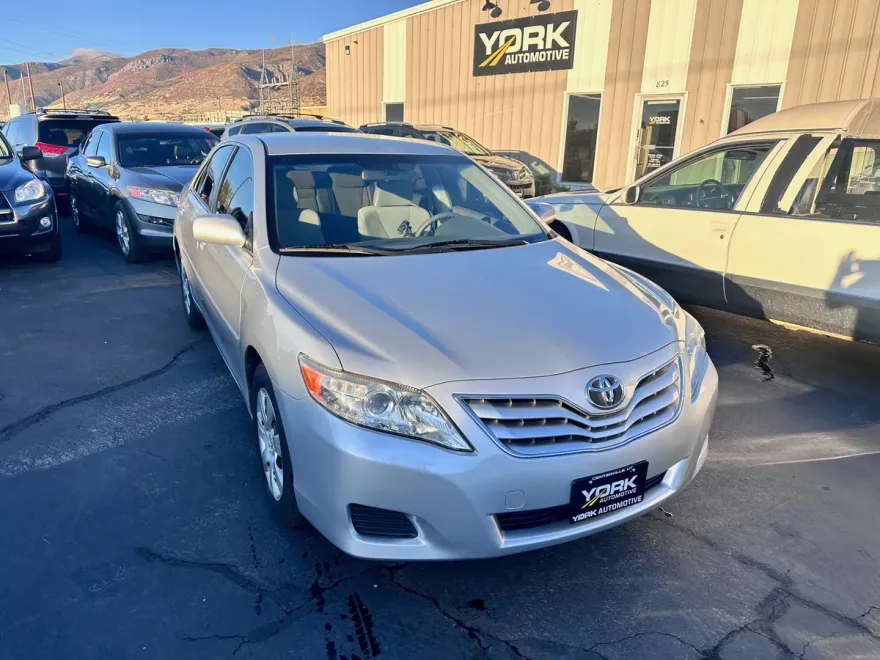 2011 Toyota Camry LE photo 1