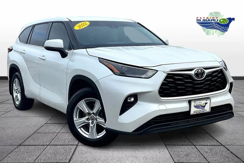 2022 Toyota Highlander LE photo 1