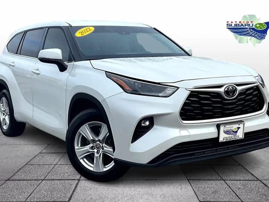 2022 Toyota Highlander LE photo 1