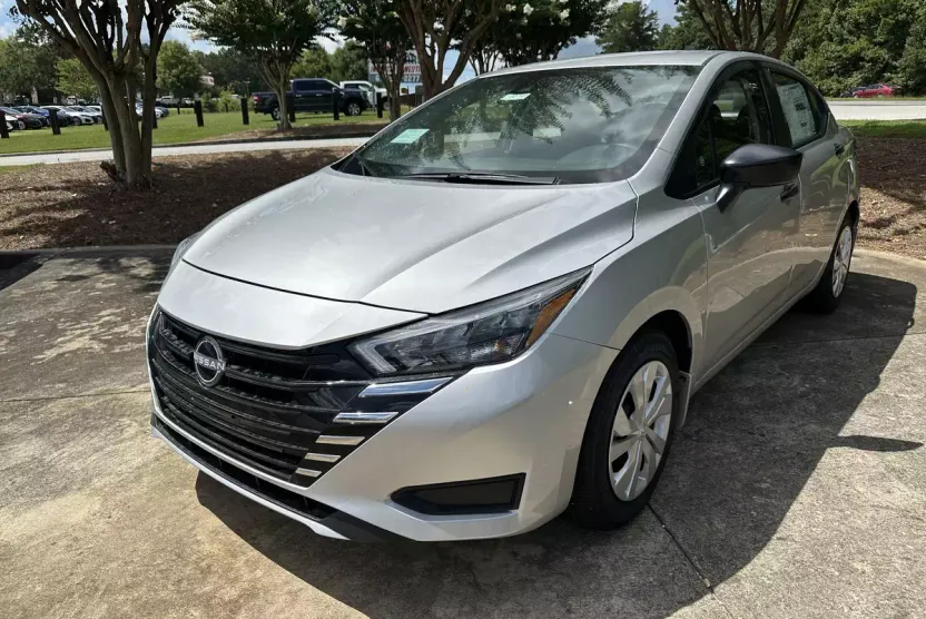 2025 Nissan Versa 1.6 S photo 1