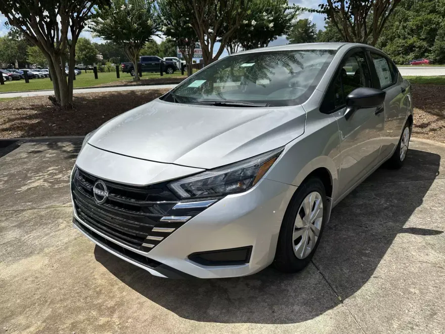 2025 Nissan Versa 1.6 S photo 1