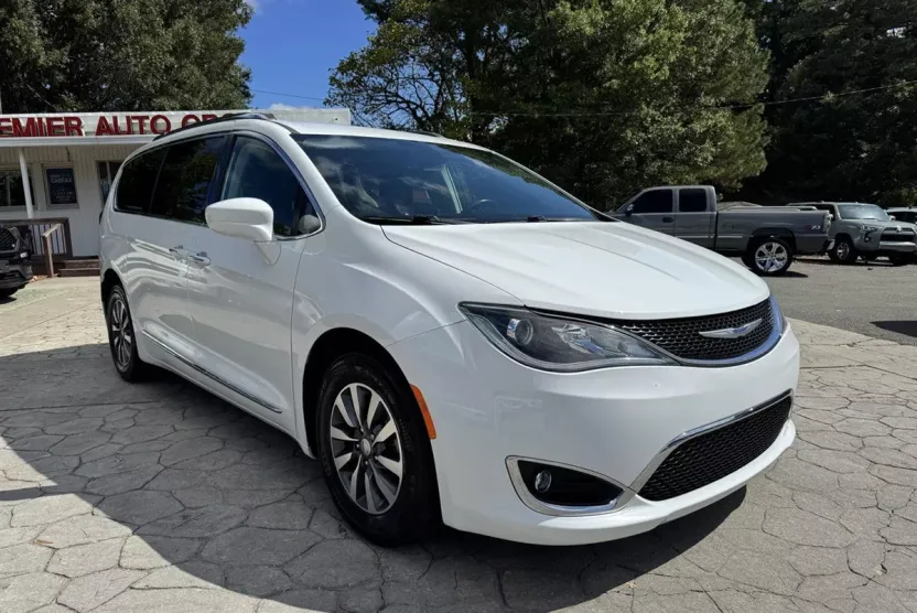 2020 Chrysler Pacifica Touring Plus photo 1
