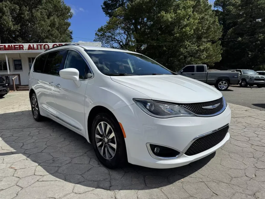 2020 Chrysler Pacifica Touring Plus photo 1