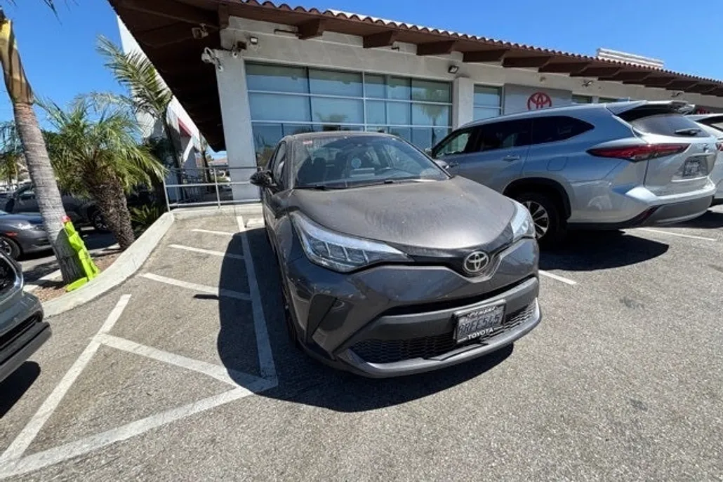2020 Toyota C-HR XLE photo 1
