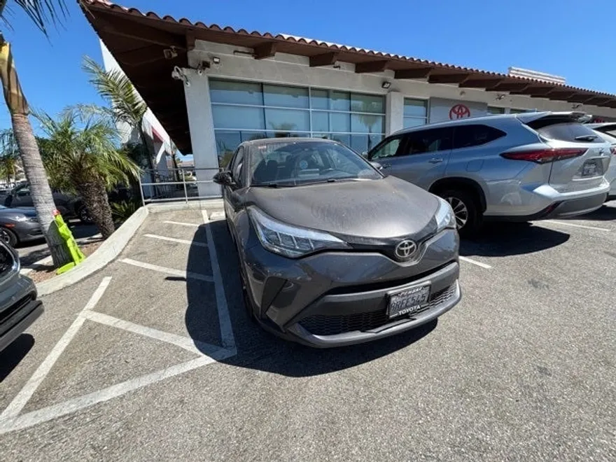 2020 Toyota C-HR XLE photo 1