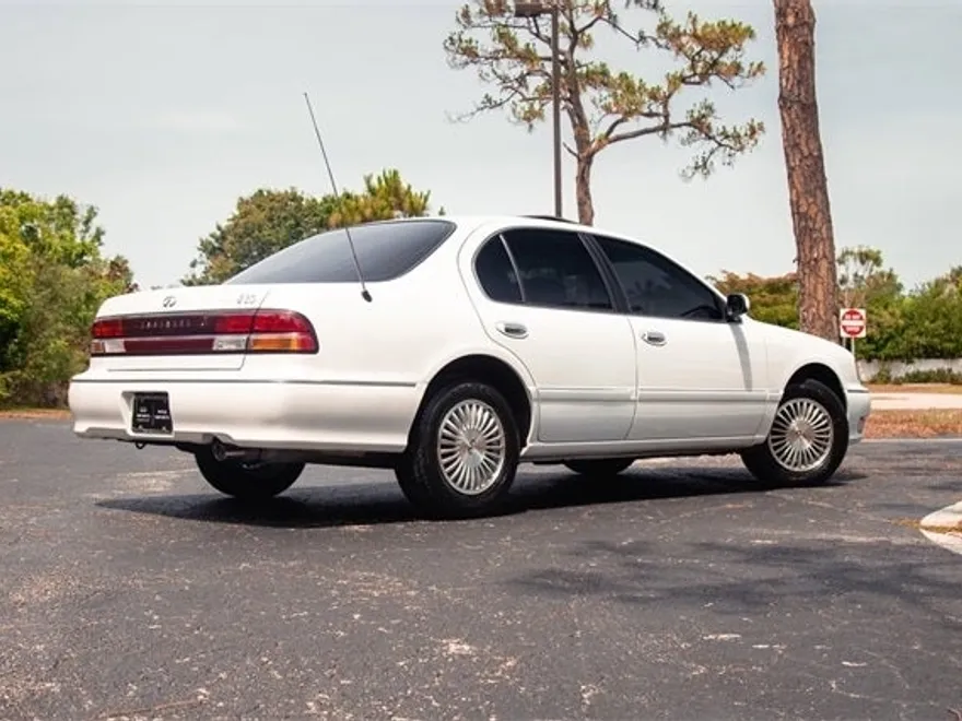1996 Infiniti I30 Base photo 1