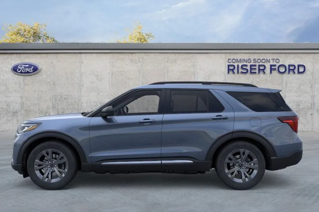 2025 Ford Explorer photo 1