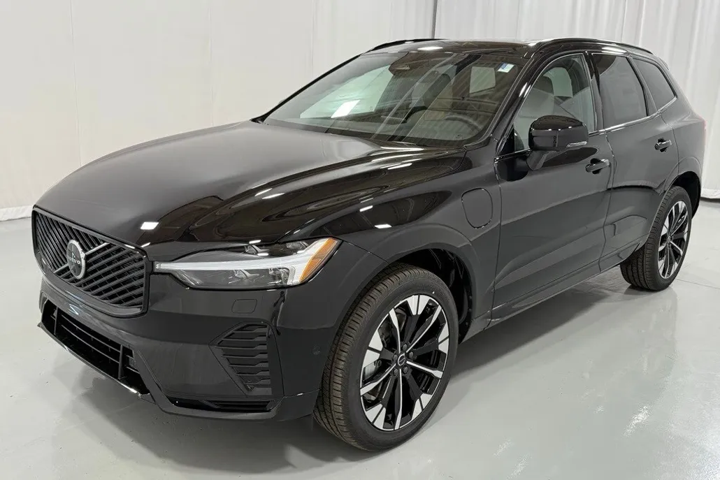 2026 Volvo XC60 T8 Plus photo 1