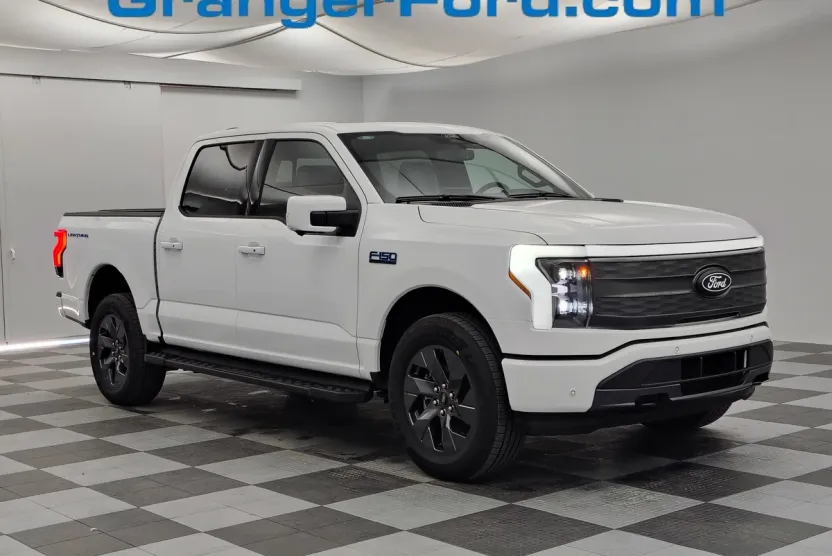 2025 Ford F-150 Lightning Lariat photo 1