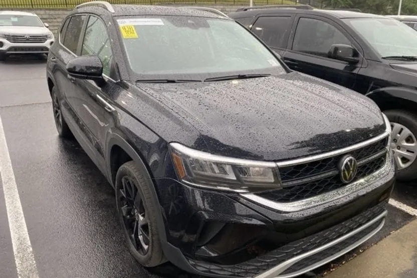 2024 Volkswagen Taos SE photo 1