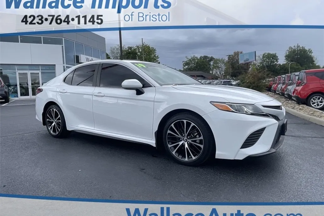 2019 Toyota Camry SE photo 1