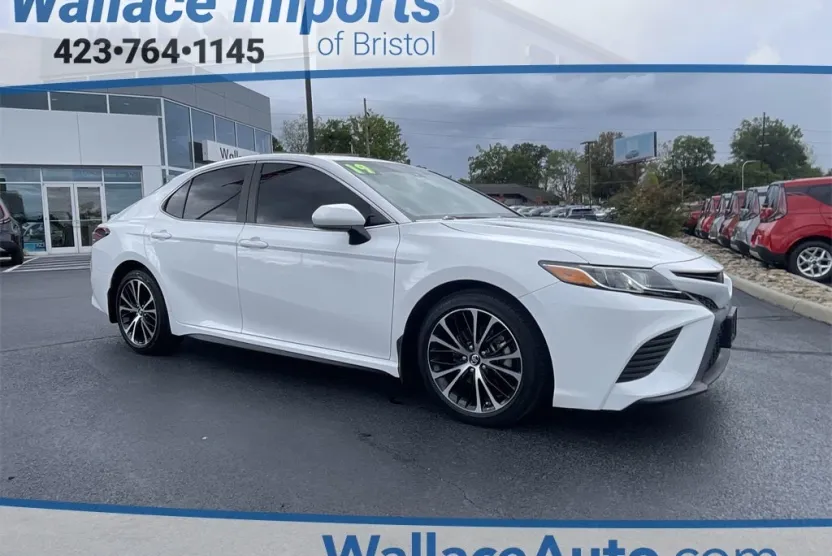 2019 Toyota Camry SE photo 1
