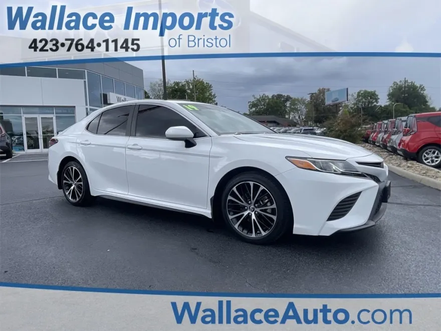 2019 Toyota Camry SE photo 1