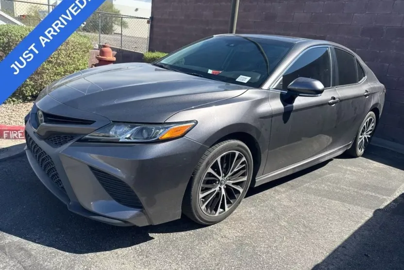 2019 Toyota Camry SE photo 1