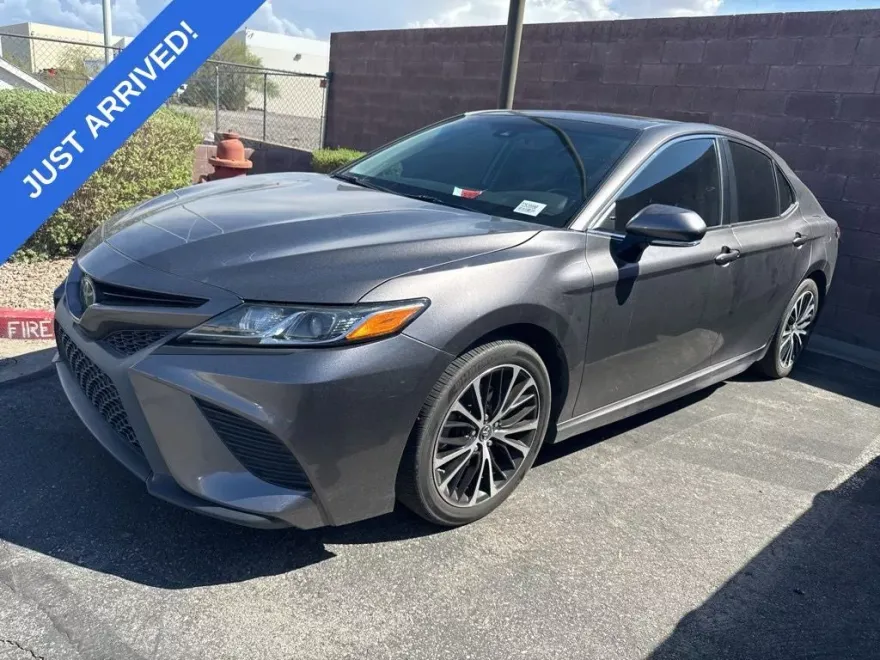 2019 Toyota Camry SE photo 1