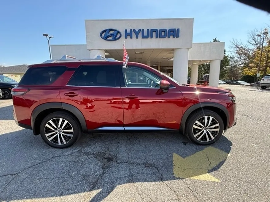 2024 Nissan Pathfinder Platinum photo 1