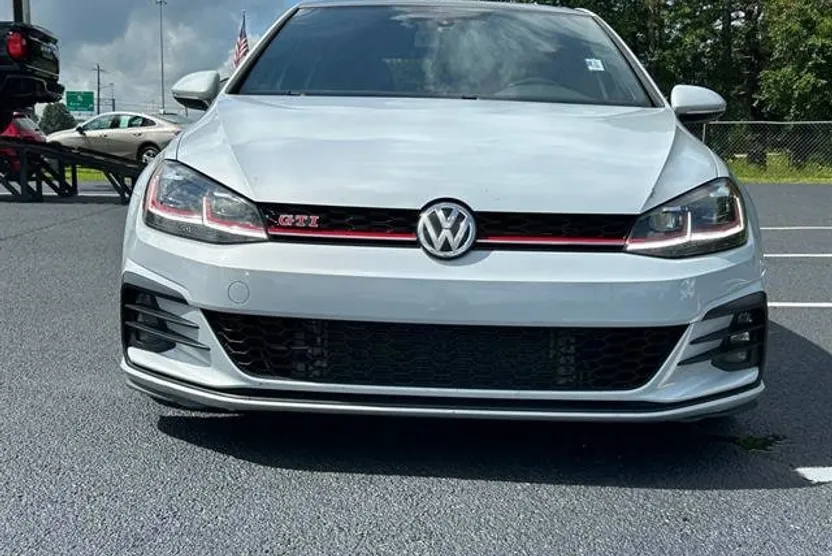 2019 Volkswagen Golf GTI S photo 1