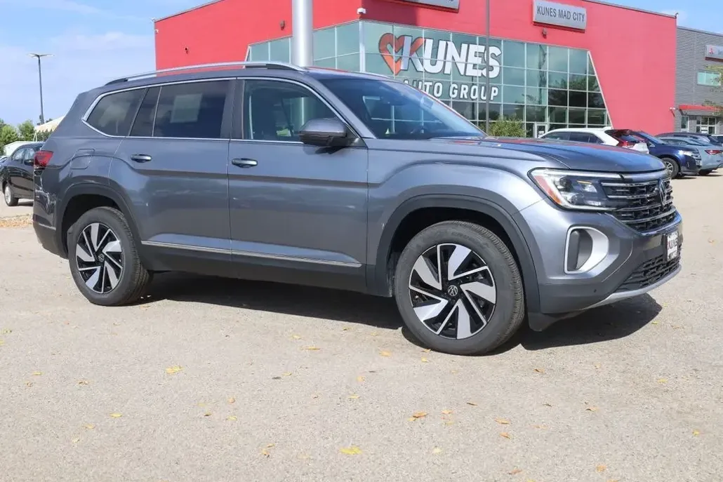 2025 Volkswagen Atlas SEL photo 1