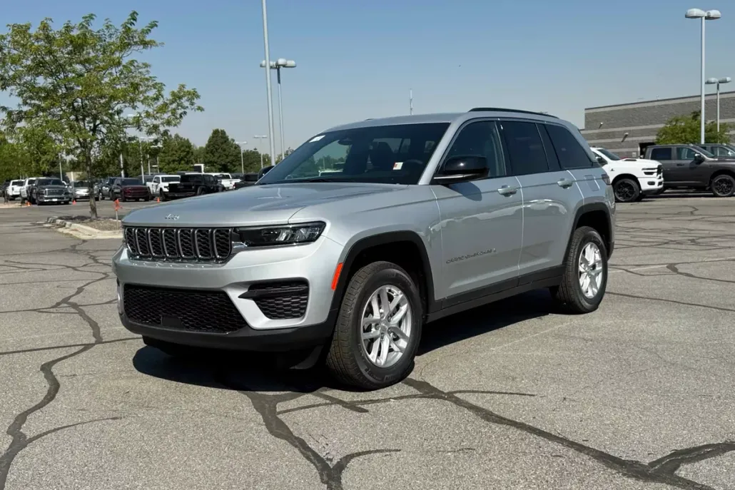 2025 Jeep Grand Cherokee Laredo photo 1