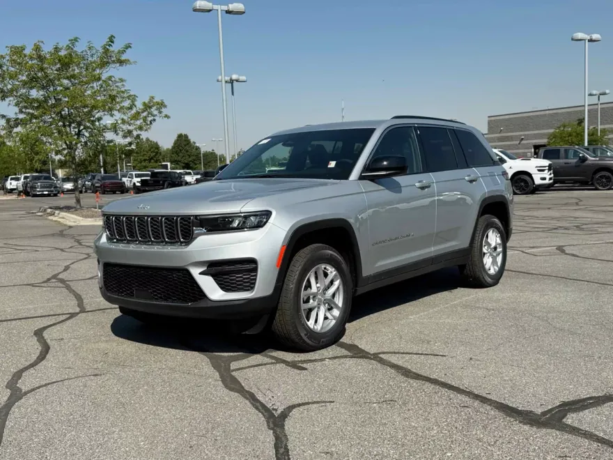 2025 Jeep Grand Cherokee Laredo photo 1