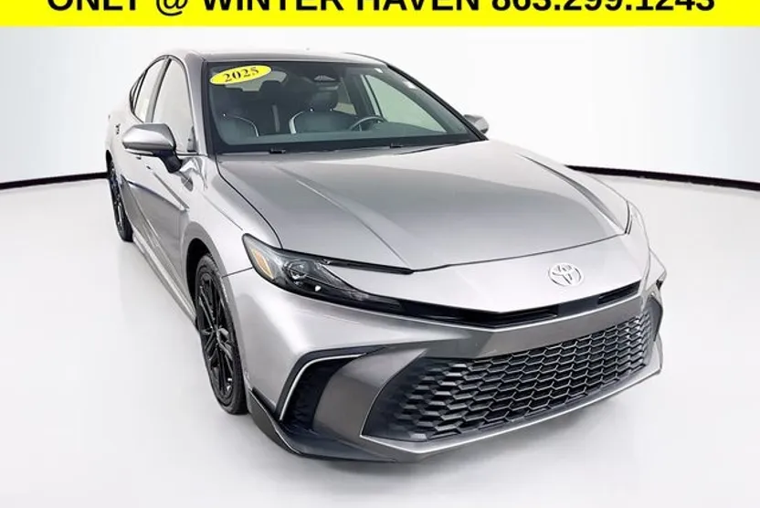 2025 Toyota Camry SE photo 1