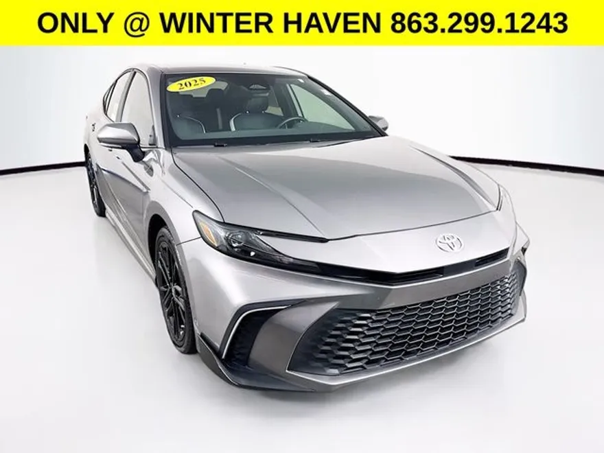 2025 Toyota Camry SE photo 1