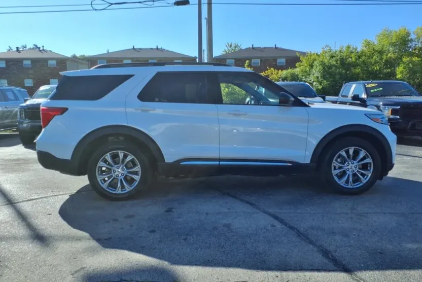 2023 Ford Explorer XLT photo 1