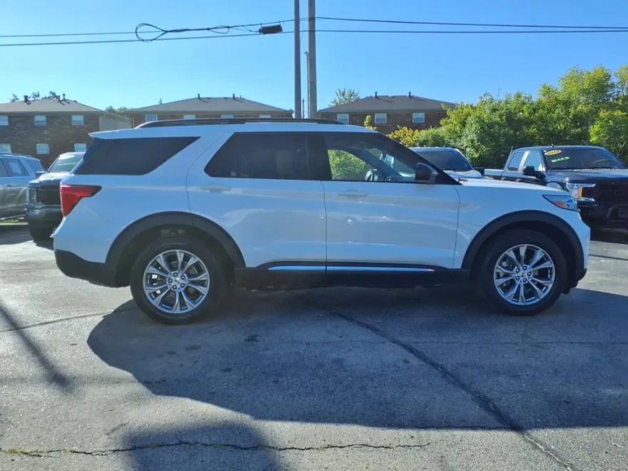 2023 Ford Explorer XLT photo 1
