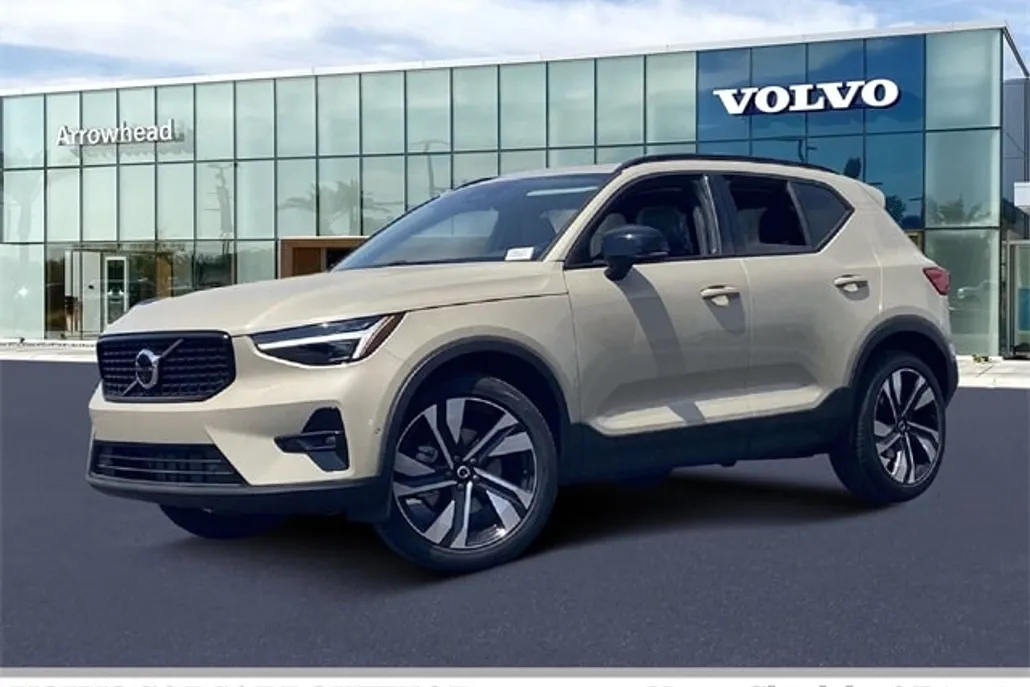 2025 Volvo XC40 Plus photo 1