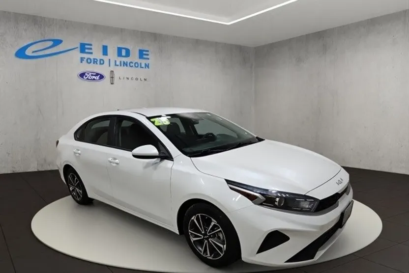 2023 Kia Forte LXS photo 1