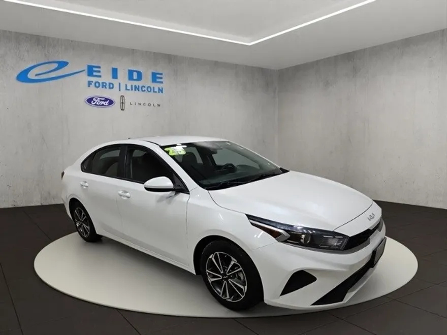 2023 Kia Forte LXS photo 1