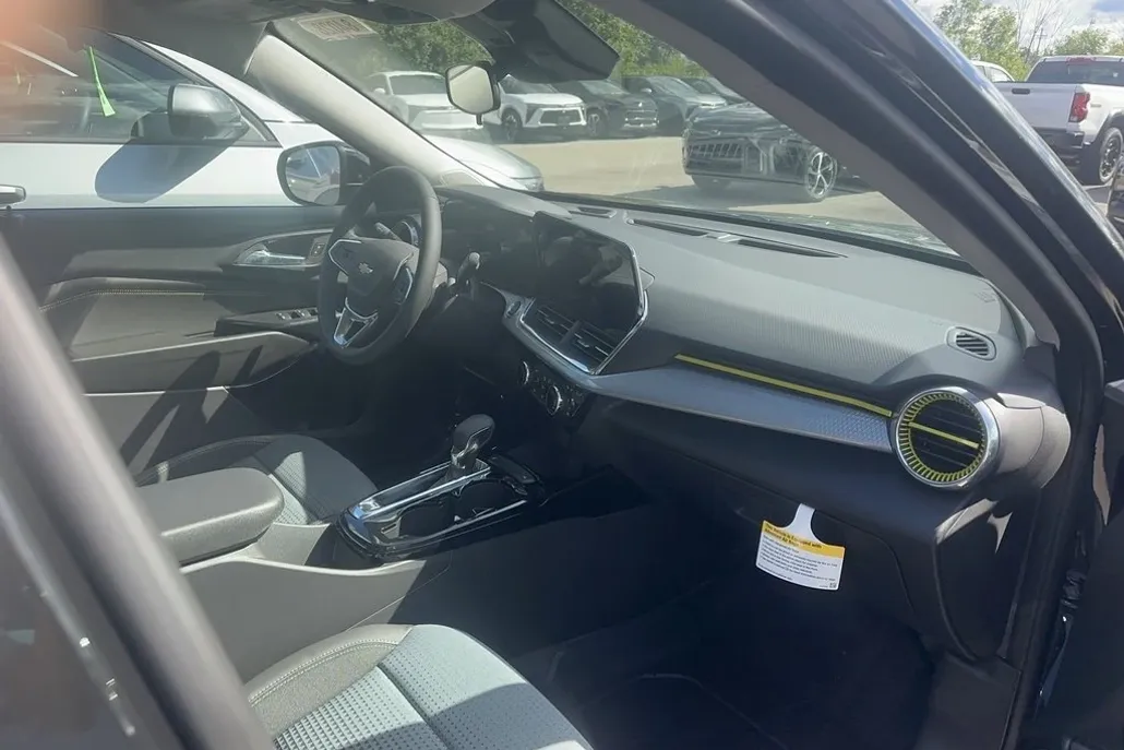 2025 Chevrolet Trax LT photo 1