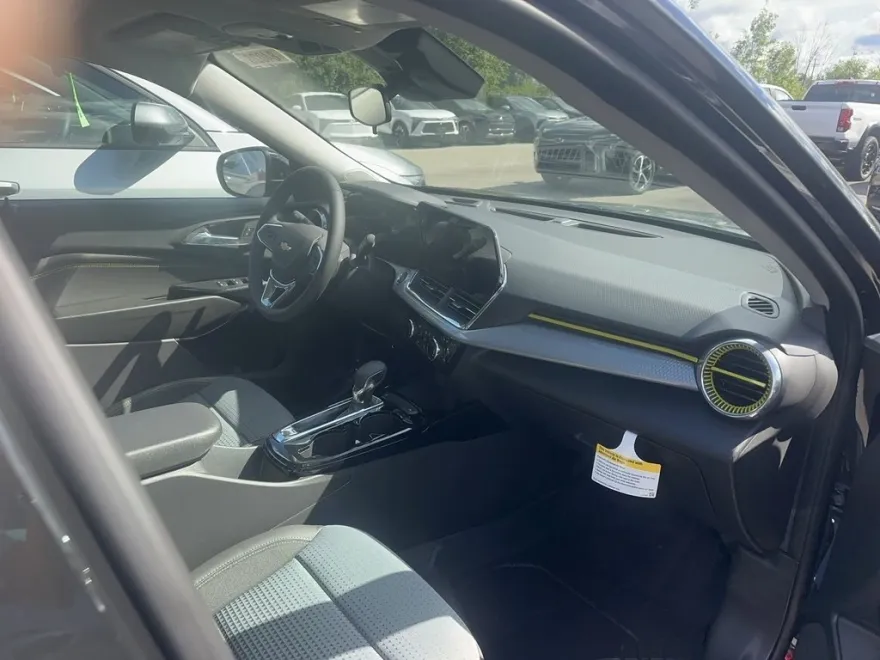 2025 Chevrolet Trax LT photo 1